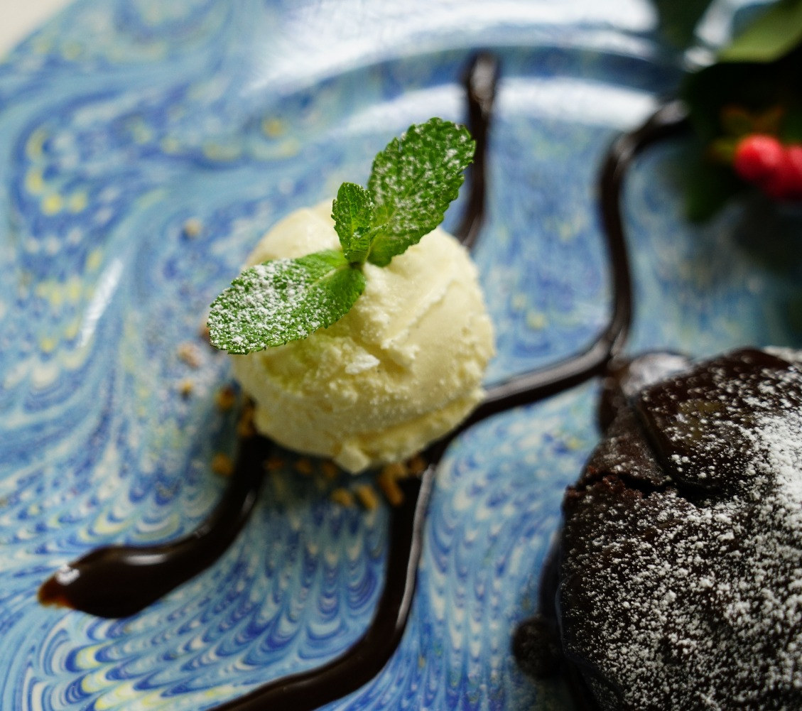 Chocolate brownie with vanilla ice cream